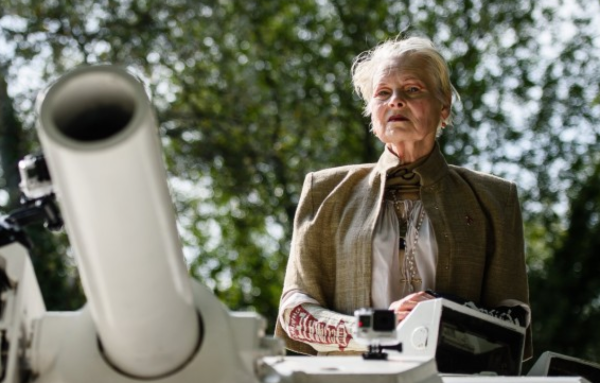 Vivian Westwood navigates tank to David Cameron’s home in fracking demonstration